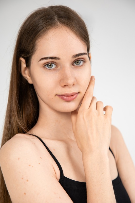 Портрет молодой женщины с длинными волосами в чёрном топе